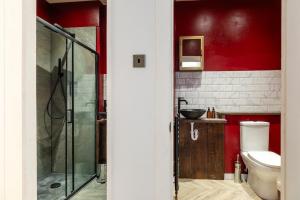 a bathroom with a glass shower and a toilet at Stunning High Street Hideaway in Cheltenham in Cheltenham +64 photos