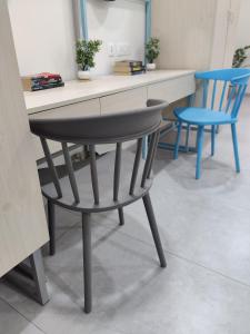 浦那Tribe Moro Balewadi的一张桌子，旁边有一把蓝色的椅子