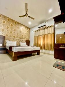 Postel nebo postele na pokoji v ubytování Hotel Jk Residency