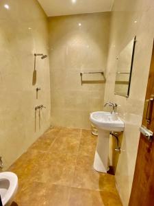 Koupelna v ubytování Hotel Jk Residency