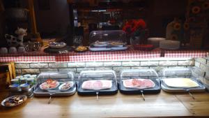 una mesa cubierta con bandejas de comida en una mesa en Pension Stettin, en Stadt Wehlen