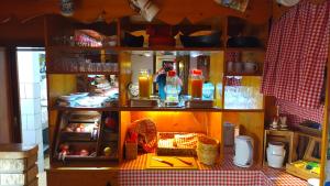 Una cocinita de juguete con una persona tomando una foto en Pension Stettin, en Stadt Wehlen 10 fotos más