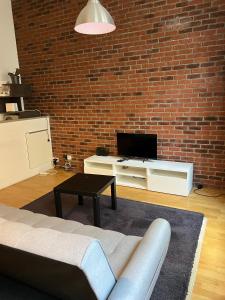 Una televisión o centro de entretenimiento en Hyper centre appartement brussels