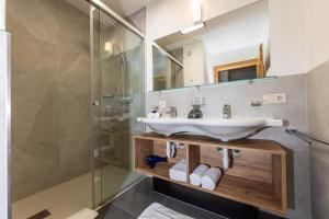 Koupelna v ubytování DAS EDELWEISS - Apartment Kuprian + 88 fotografií