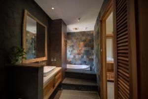 a bathroom with a sink and a bath tub at Vanlong garden in Kon Rung (1)