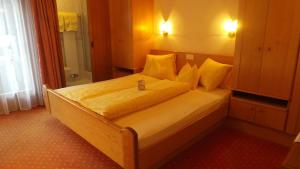 Postel nebo postele na pokoji v ubytování Sonnenhotel Soldanella Sonneck + 51 fotografií