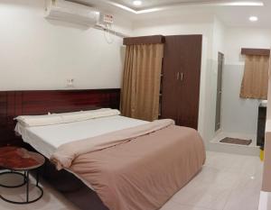 Voodi või voodid majutusasutuse BVR Dazzle Residency toas +14 fotot