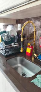 un comptoir de cuisine avec un évier et un évier dans l'établissement BEACH HOUSE ARUANA, à Aracaju