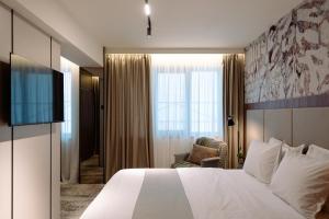 ein Hotelzimmer mit Bett und Fernseher in der Unterkunft Hotel Savior in Vaslui + 89 Fotos
