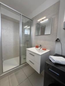 Koupelna v ubytování Functional apartment in center of Craponne