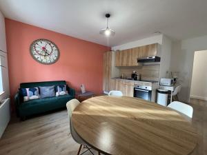 Kuchyň nebo kuchyňský kout v ubytování Functional apartment in center of Craponne