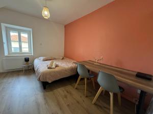 Postel nebo postele na pokoji v ubytování Functional apartment in center of Craponne