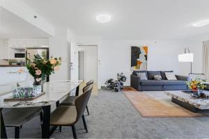 ein Wohnzimmer mit Tisch und Couch in der Unterkunft The Arcadia in CBD w Parking Desk Gym Pool in Sydney + 17 Fotos