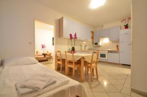 a kitchen and dining room with a table and chairs at AJO Apartments - Alte Donau Garden Flat - Self-Check-in in Vienna
