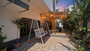 PūrnānkuppamCeleste Luxury Bungalow的房屋门廊上的秋千