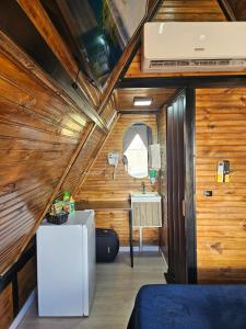 een klein huisje met een houten plafond en een wastafel bij Chale suite privativo cafe e hidro in Sao Jose do Rio Preto +14 foto's