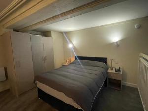 Postel nebo postele na pokoji v ubytování Central Leeds Apartment Oasis