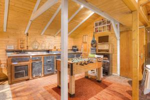 Göckes Haus Und Garten Rosengarten في Wettringen: مطبخ كبير مع طاولة في الغرفة +25 صورة