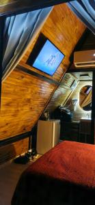 een kamer met een bed en een televisie aan het plafond bij Chale suite privativo cafe e hidro in Sao Jose do Rio Preto