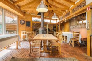 Göckes Haus Und Garten Rosengarten في Wettringen: غرفة طعام بها طاولة وكراسي