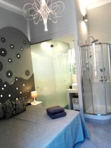 łazienka z prysznicem i łóżko w pokoju w obiekcie Aleardo Aleardi w Rzymie