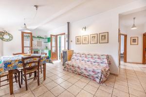 Una sala de estar con una mesa y una cama. en Cotoncello in una posizione panoramica - Goelba, en Marciana