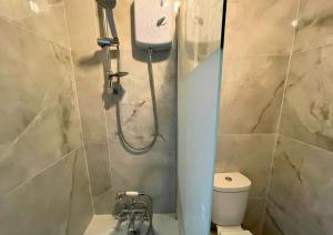 Et badeværelse på Watford Flat Near London + 17 billeder