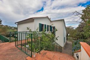 una casa con una puerta delante de ella en Cotoncello in una posizione panoramica - Goelba, en Marciana