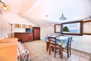Una cocina y un comedor con mesa y sillas. en Cotoncello in una posizione panoramica - Goelba, en Marciana 12 fotos más