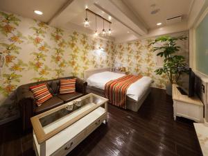 Ένα ή περισσότερα κρεβάτια σε δωμάτιο στο Hotel Charmies Meito - Adult Only