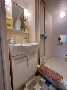 a bathroom with a sink and a shower at 401好立地札幌駅徒歩7分と大通駅徒歩6分で都心を満喫で綺麗な部屋で快適が生活が実現 in Sapporo