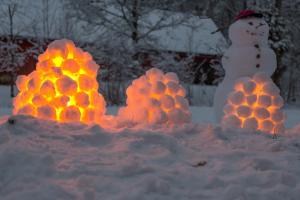 a group of snowpeople made out of oranges and a snowman at Villa Vintage, Scandinavian Design and Comfort Near the City and Ski Slopes in Rovaniemi