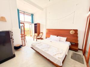 Postel nebo postele na pokoji v ubytování Ocean Air Guesthouse and Villa Weligama - MINUTE TO WAVES