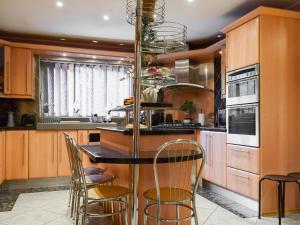 Kuchyň nebo kuchyňský kout v ubytování Grange House + 25 fotografií