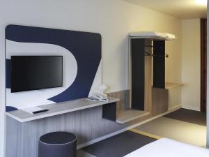 TV a/nebo společenská místnost v ubytování ibis Styles Beauvais