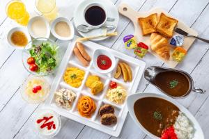 uma mesa com um prato de comida e uma xícara de café em Nest Hotel Kumamoto em Kumamoto
