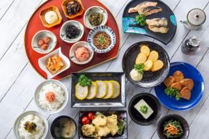 um grupo de pratos de alimentos sobre uma mesa em Nest Hotel Kumamoto em Kumamoto