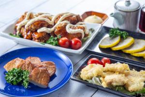 uma mesa com quatro bandejas de comida em Nest Hotel Kumamoto em Kumamoto mais 26 fotografias