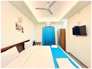 Μια τηλεόραση ή/και κέντρο ψυχαγωγίας στο Rooftop Sea Beach Hotel The Samayara Premium Near Jagannath Temple -Free Wifi & Parking Facilities - Fully Air Conditioning Rooms - Best Hotel IN Puri +39 φωτογραφίες