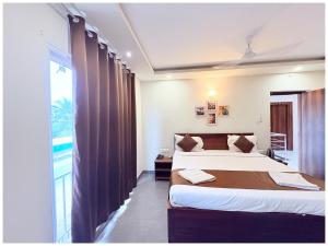 Ένα ή περισσότερα κρεβάτια σε δωμάτιο στο Rooftop Sea Beach Hotel The Samayara Premium Near Jagannath Temple -Free Wifi & Parking Facilities - Fully Air Conditioning Rooms - Best Hotel IN Puri