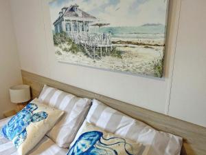 Un cuadro sobre una cama en un dormitorio. en Lapras, en Porchfield 7 fotos más