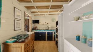 Kuchyň nebo kuchyňský kout v ubytování La Cabane du Pecheur + 15 fotografií