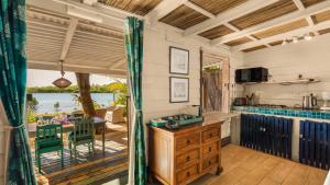 TV a/nebo společenská místnost v ubytování La Cabane du Pecheur