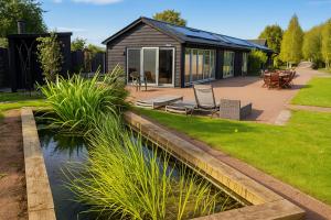 Zahrada ubytování Countryside Retreat - Indoor Pool, Sauna, Hot Tub