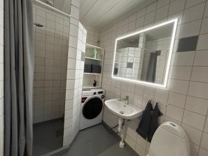 オイヤーにあるHafjell Ski-in Ski-Outの洗面台、トイレ、鏡のあるバスルーム