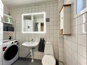 オイヤーにあるHafjell Ski-in Ski-Outの洗面台とトイレを備えた白いバスルーム