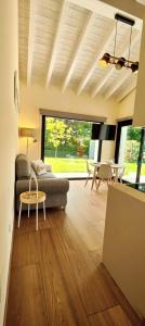 アンドリンにあるLas Mareas de Llanesのソファとテーブルのあるリビングルーム