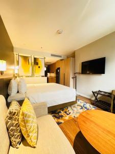 TV a/nebo společenská místnost v ubytování MADR Excellence at Novotel Manila Hotel Residence Acqua