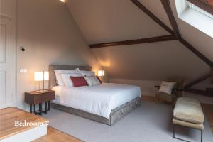 Un dormitorio con una cama grande y una silla. en Casa do Cedro de Medelim, en Medelim 107 fotos más