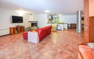 TV a/nebo společenská místnost v ubytování Gorgeous Home In Montefiascone